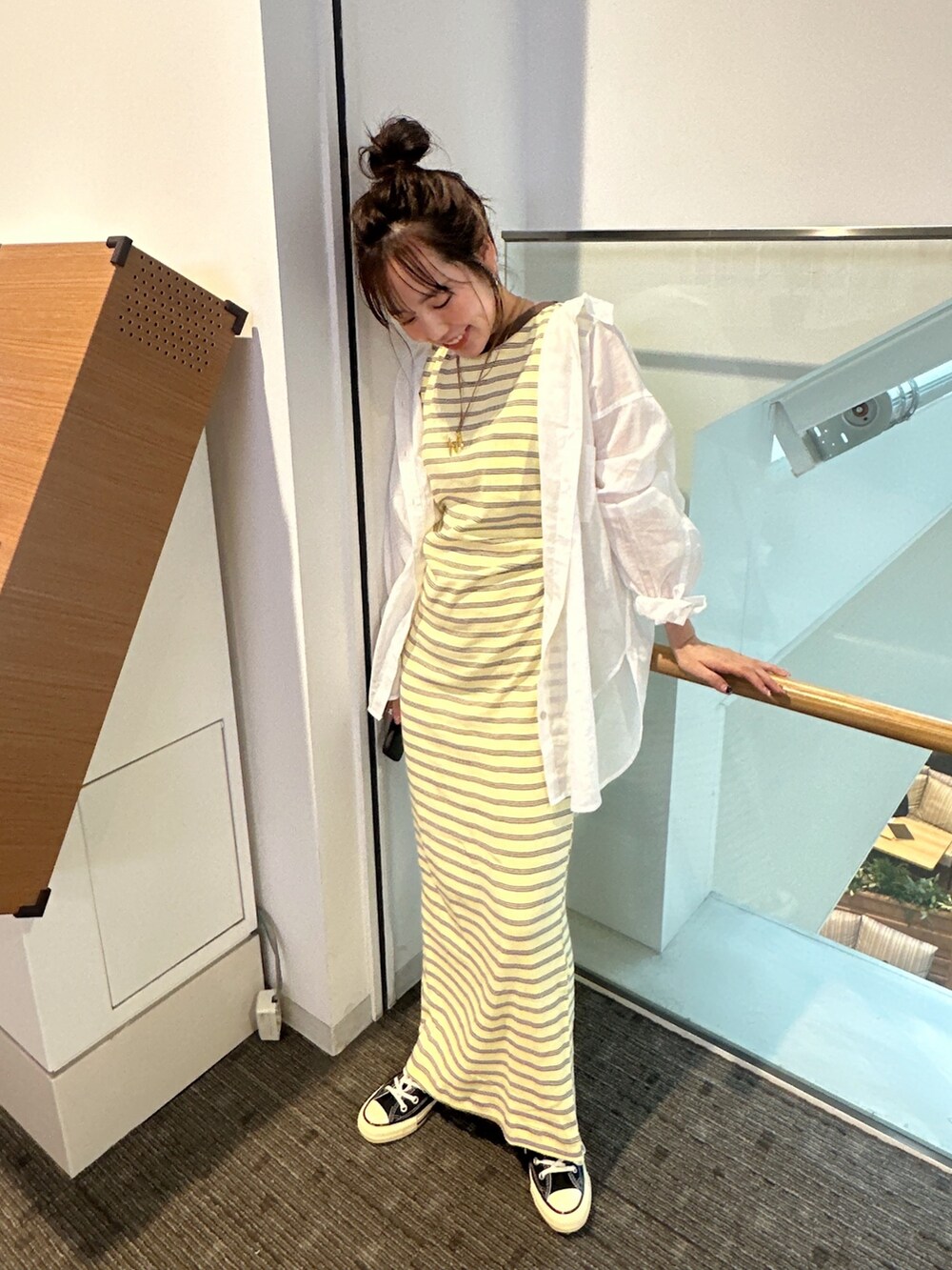 ホワイト系のシャツ/ブラウス、ブルー系のスニーカー、イエロー系のワンピースを着用したレディースの春コーディネートの2枚目の写真
