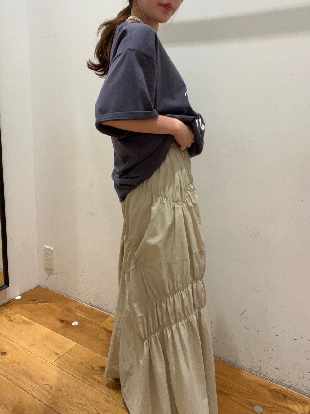 ブルー系のTシャツ/カットソー、ホワイト系のスカート、ホワイト系のサンダルを着用したレディースの夏コーディネートの2枚目の写真