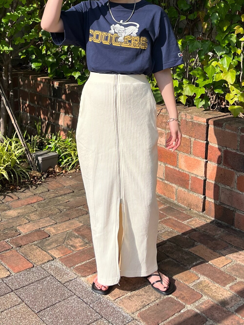 グレー系のTシャツ/カットソー、ホワイト系のスカートを着用したレディースの春コーディネートの2枚目の写真