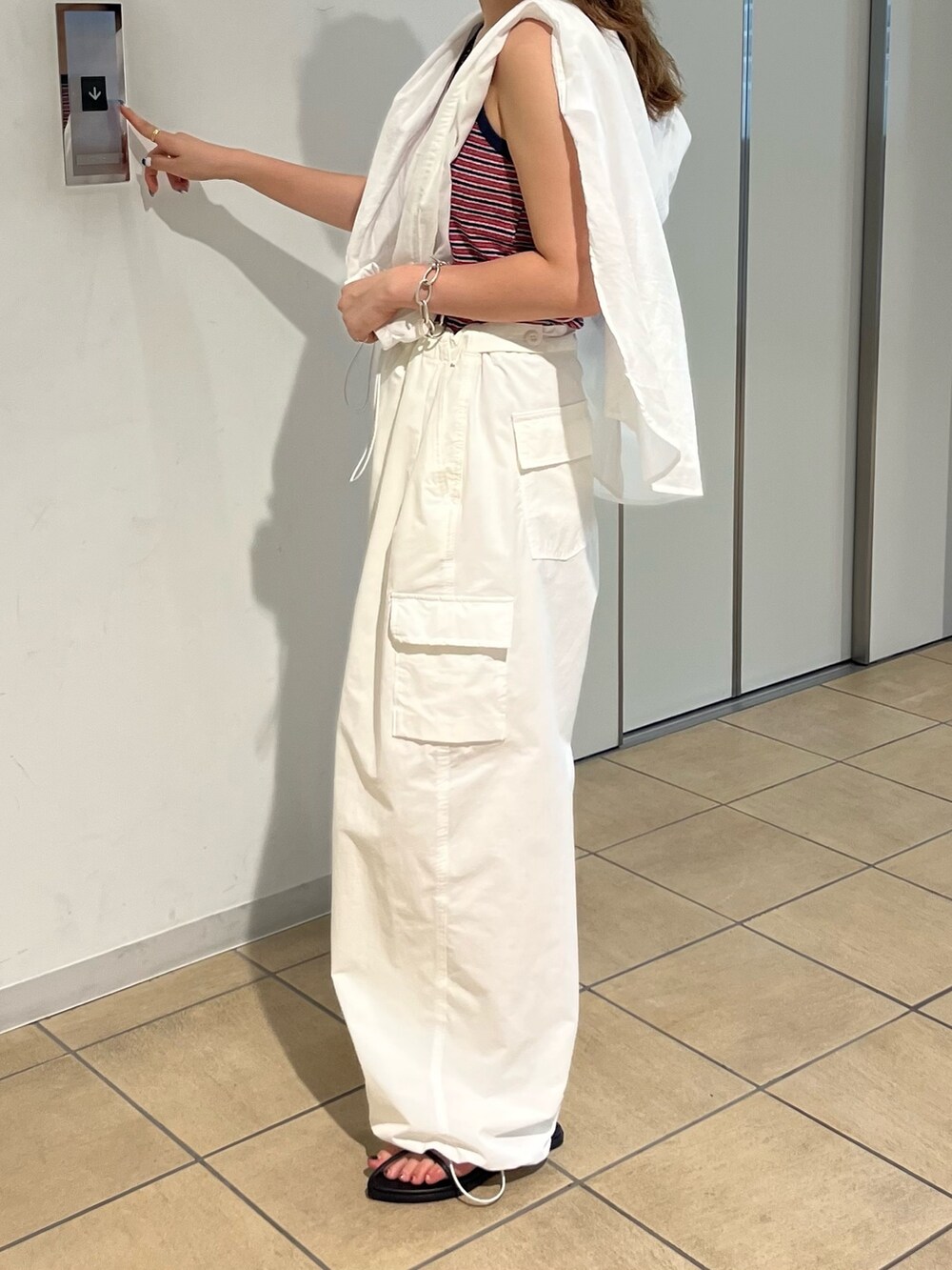 ホワイト系のその他パンツ、ホワイト系のシャツ/ブラウス、ブルー系のタンクトップを着用したレディースの夏コーディネートの2枚目の写真