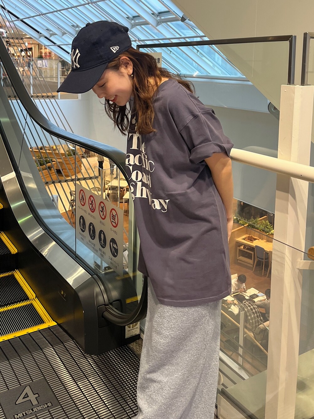 ホワイト系のスカート、ホワイト系のTシャツ/カットソーを着用したレディースの春コーディネートの2枚目の写真