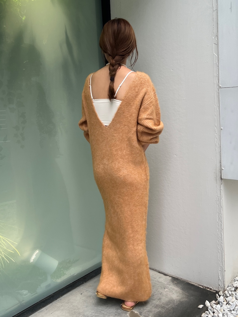 オレンジ系のワンピース、レッド系のローファーを着用したレディースの秋コーディネートの3枚目の写真