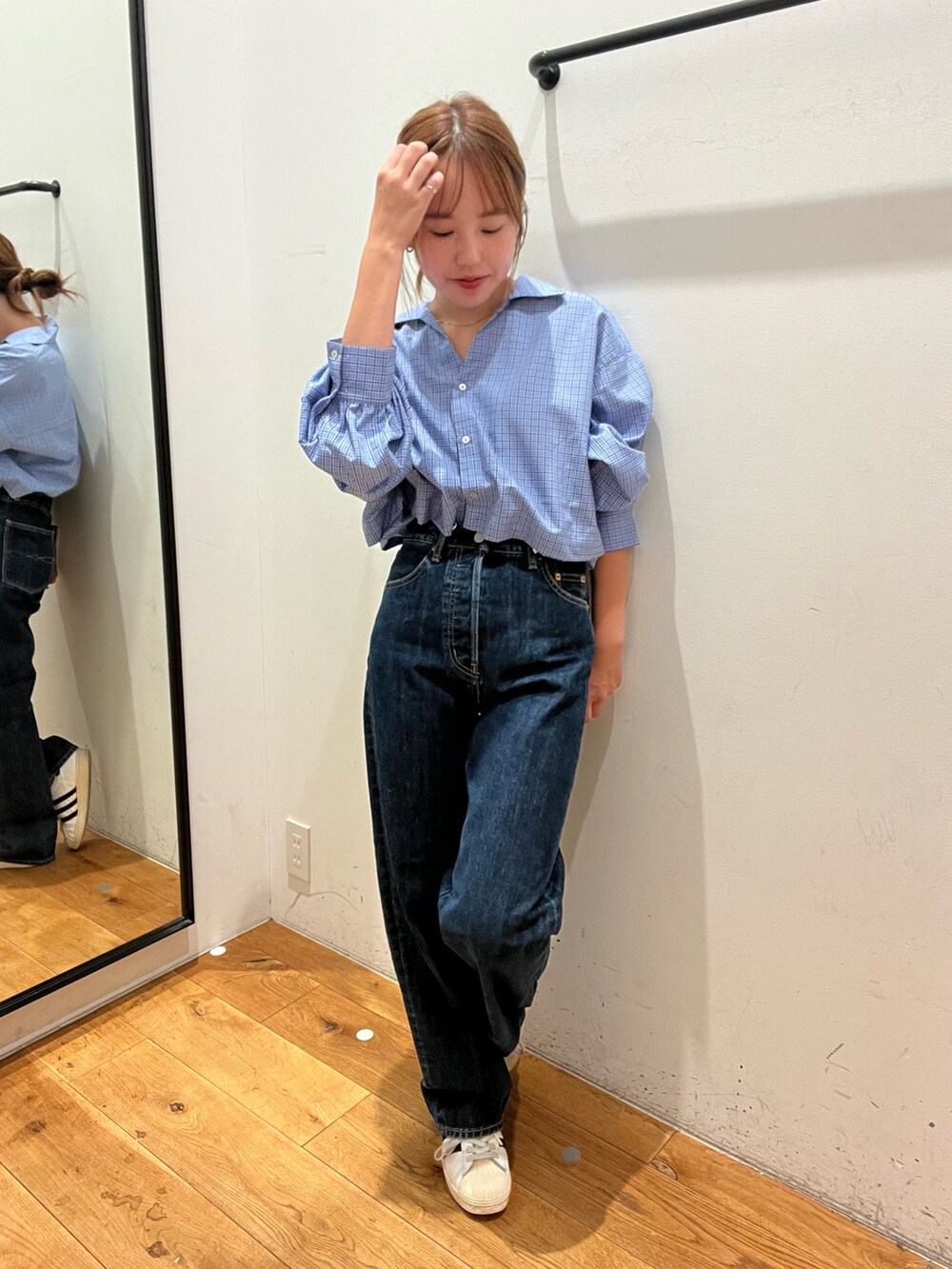 ブルー系のデニムパンツ、ブルー系のシャツ/ブラウスを着用したレディースの秋コーディネートの2枚目の写真