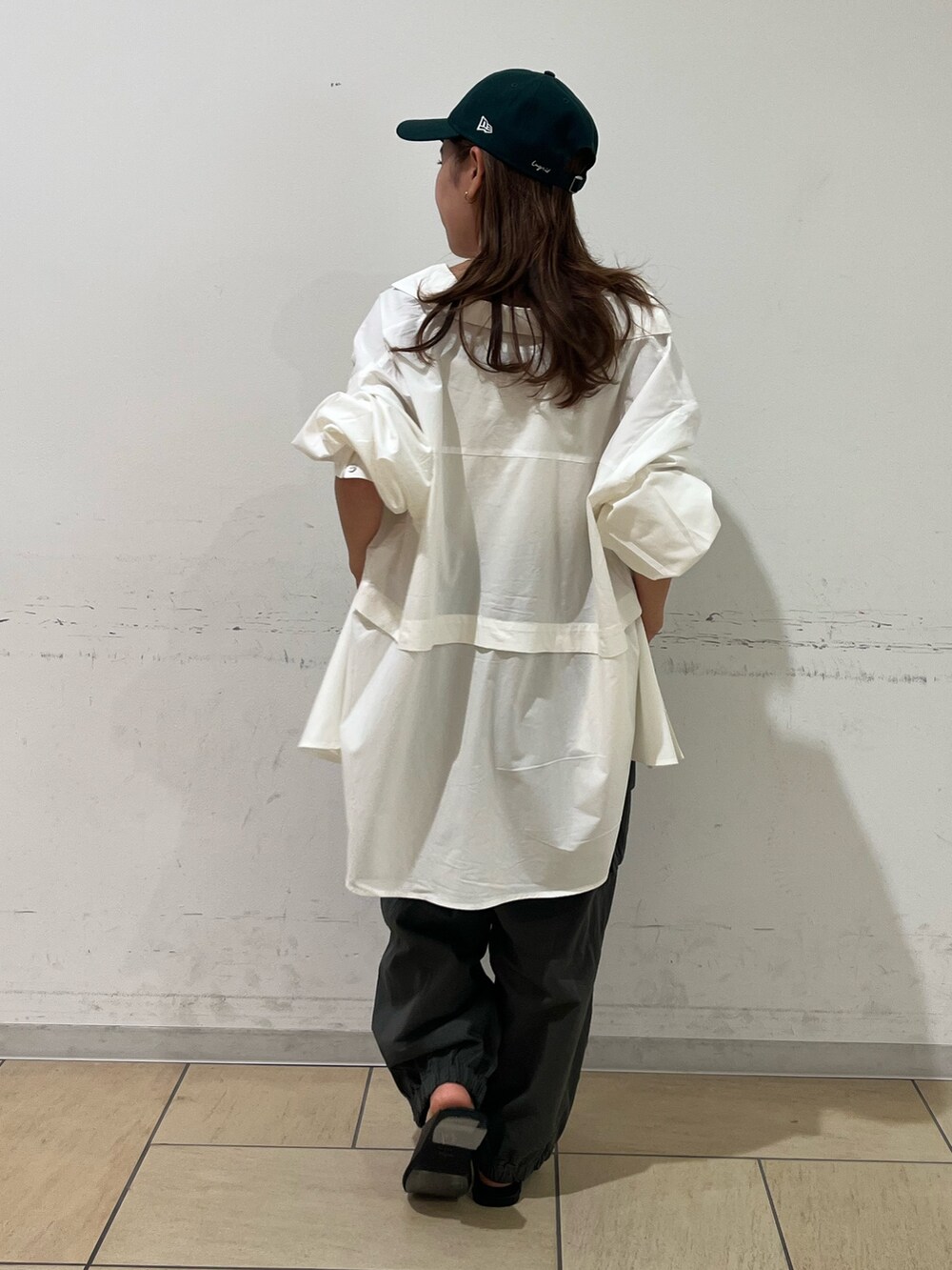 グリーン系のシャツ/ブラウス、レッド系のローファー、グリーン系のカーゴパンツを着用したレディースの秋コーディネートの2枚目の写真