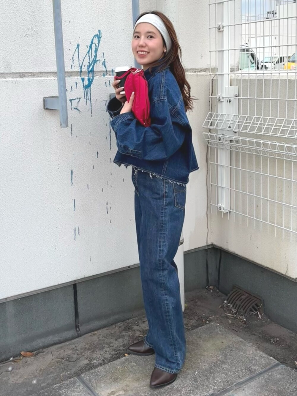 ブルー系のデニムパンツ、ブラウン系のブーツ、ブルー系のシャツ/ブラウスを着用したレディースの冬コーディネートの3枚目の写真