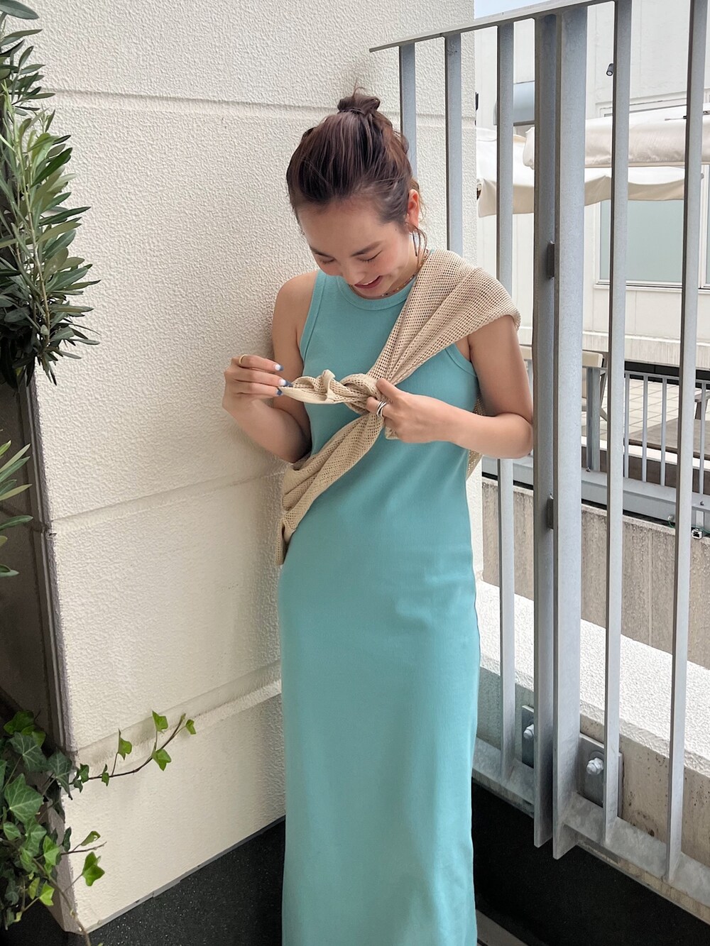 ホワイト系のTシャツ/カットソー、ブルー系のワンピース、ホワイト系のスニーカーを着用したレディースの夏コーディネートの2枚目の写真