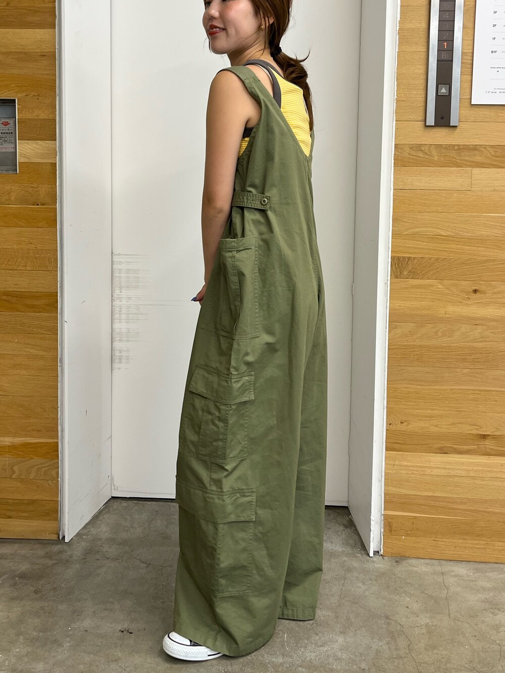 グリーン系のサロペット/オーバーオール、イエロー系のタンクトップを着用したレディースの夏コーディネートの2枚目の写真