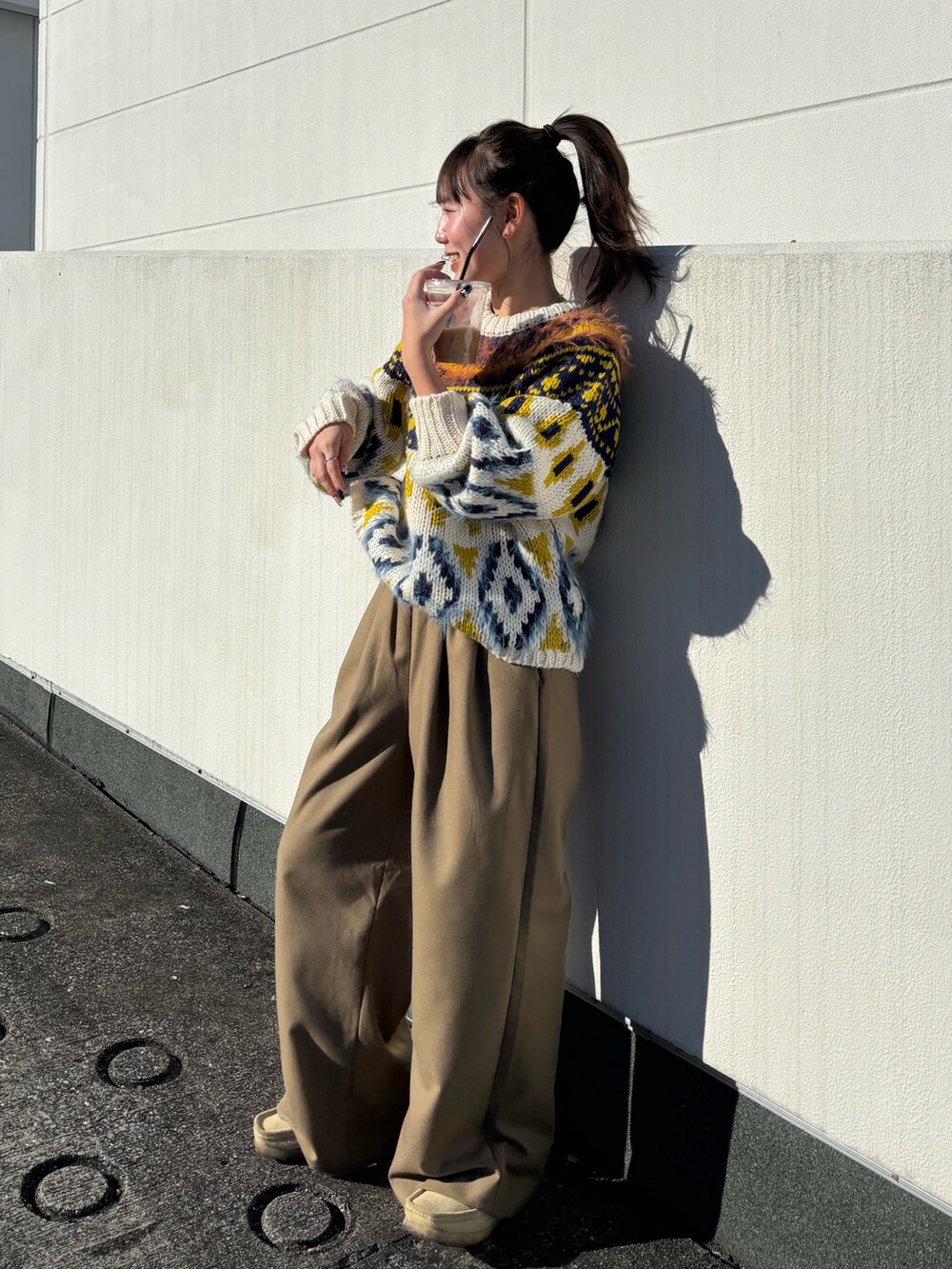 ホワイト系のニット/セーター、ベージュ系のその他パンツを着用したレディースの冬コーディネートの2枚目の写真