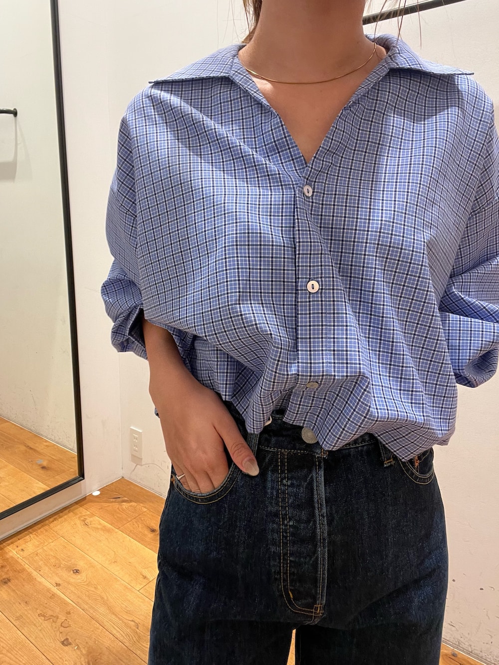 ブルー系のデニムパンツ、ブルー系のシャツ/ブラウスを着用したレディースの秋コーディネートの5枚目の写真