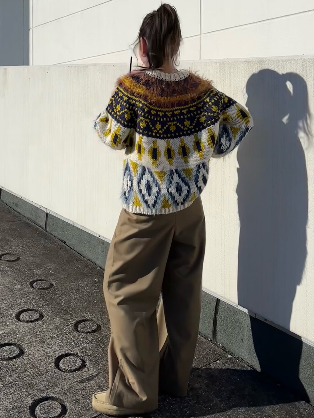 ホワイト系のニット/セーター、ベージュ系のその他パンツを着用したレディースの冬コーディネートの3枚目の写真