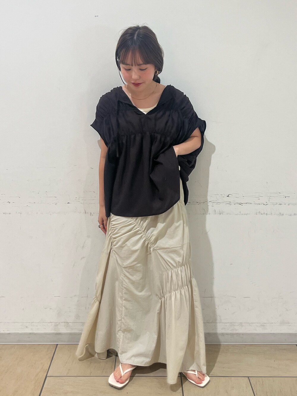 ホワイト系のシャツ/ブラウス、ホワイト系のスカートを着用したレディースの夏コーディネートの2枚目の写真