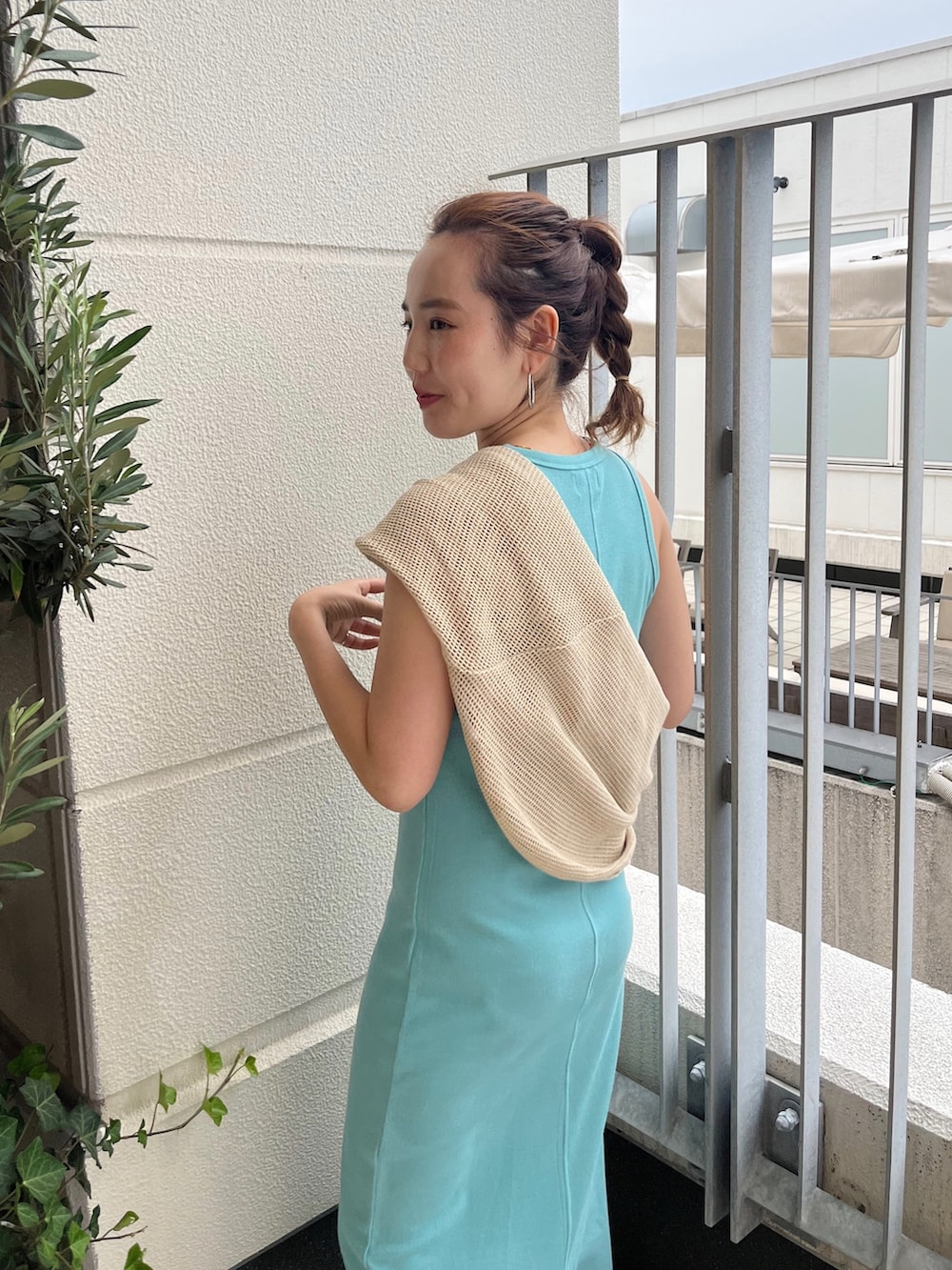 ホワイト系のTシャツ/カットソー、ブルー系のワンピース、ホワイト系のスニーカーを着用したレディースの夏コーディネートの3枚目の写真