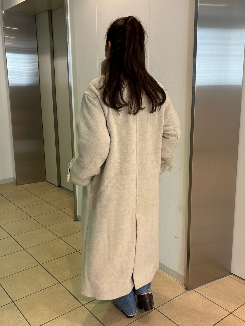 「アウター、ブーツ、デートコーデ、クリスマスに着たい服、ロングコート、カジュアルコーデ、休日スタイル」｜「Ungridのスタンドカラールーズコート（その他アウター、ホワイト系）」を使った、鈴木未唯さん（レディース・154cm）の冬コーディネートの5枚目の写真