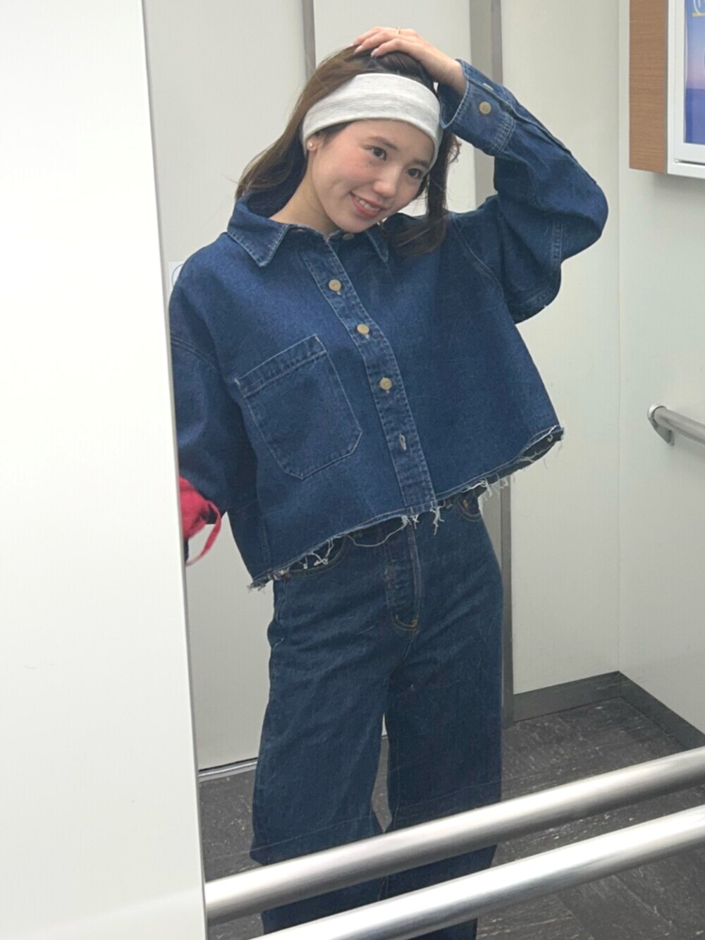 ブルー系のデニムパンツ、ブラウン系のブーツ、ブルー系のシャツ/ブラウスを着用したレディースの冬コーディネートの5枚目の写真