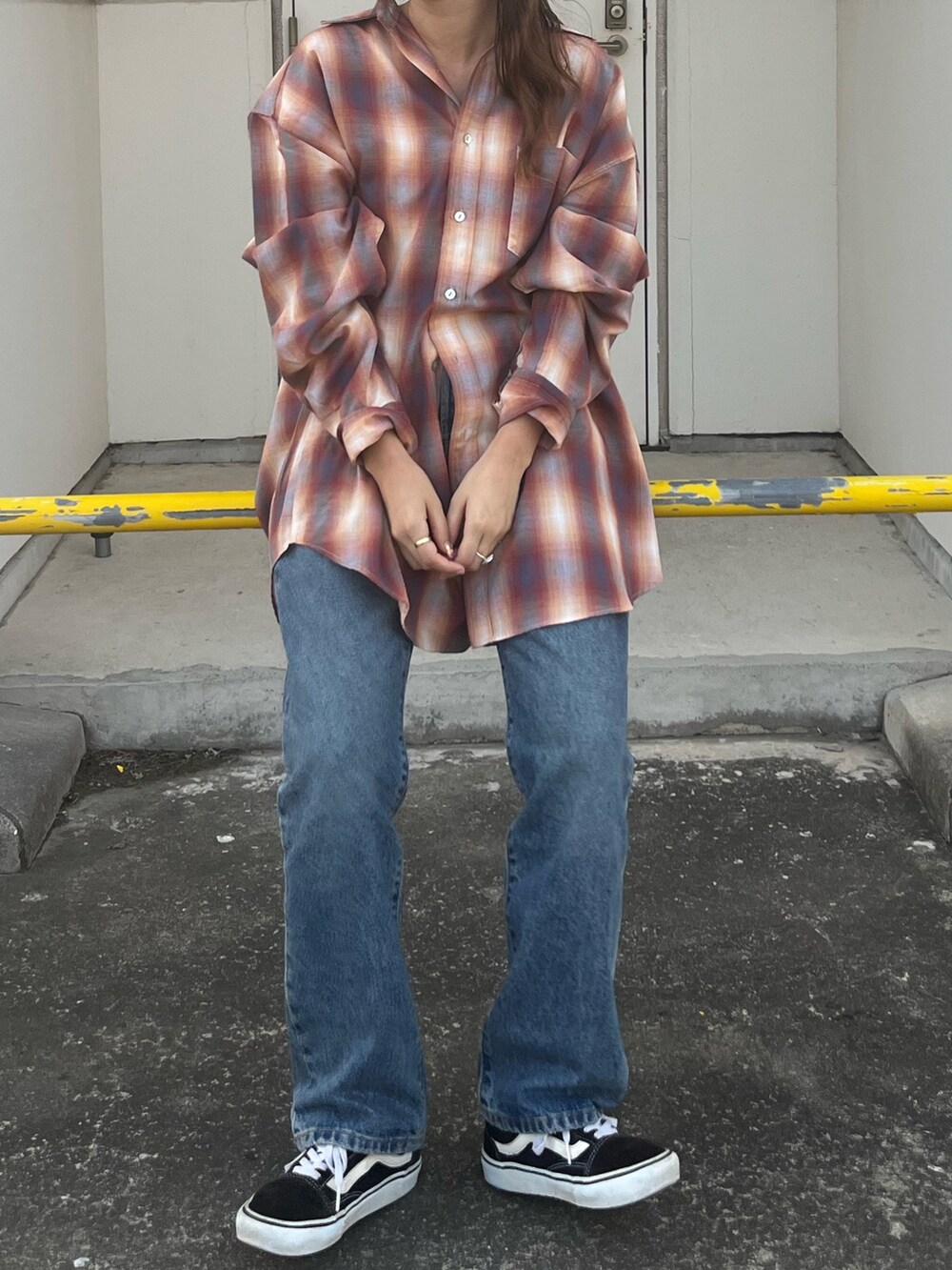レッド系のシャツ/ブラウス、ブルー系のデニムパンツ、グレー系のニットキャップ/ビーニーを着用したレディースの秋コーディネートの2枚目の写真