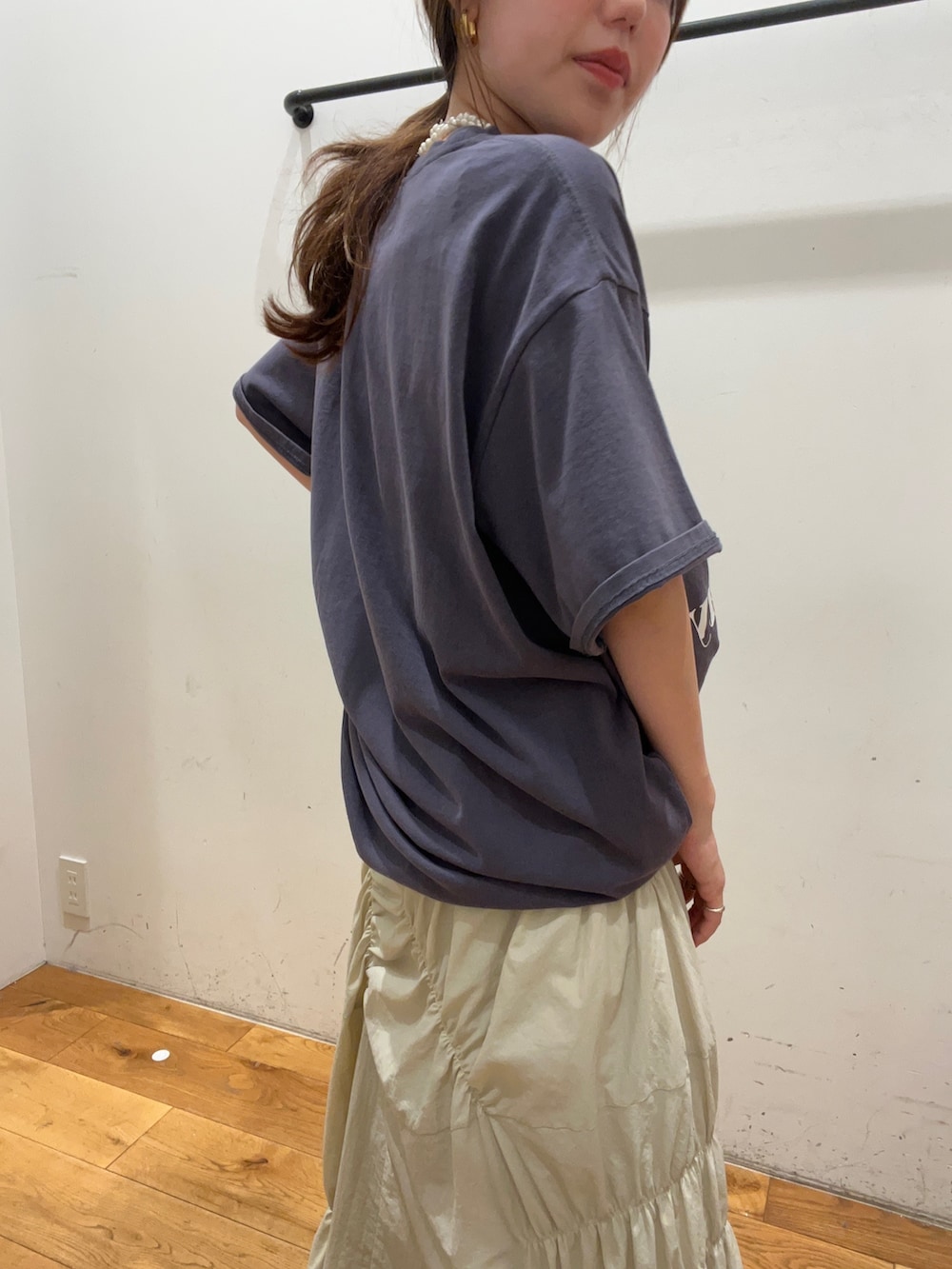 ブルー系のTシャツ/カットソー、ホワイト系のスカート、ホワイト系のサンダルを着用したレディースの夏コーディネートの5枚目の写真