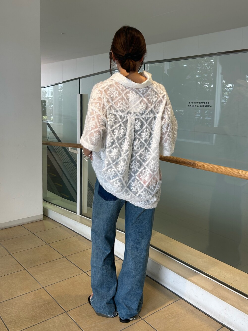 ブルー系のデニムパンツ、ホワイト系のシャツ/ブラウスを着用したレディースの夏コーディネートの3枚目の写真