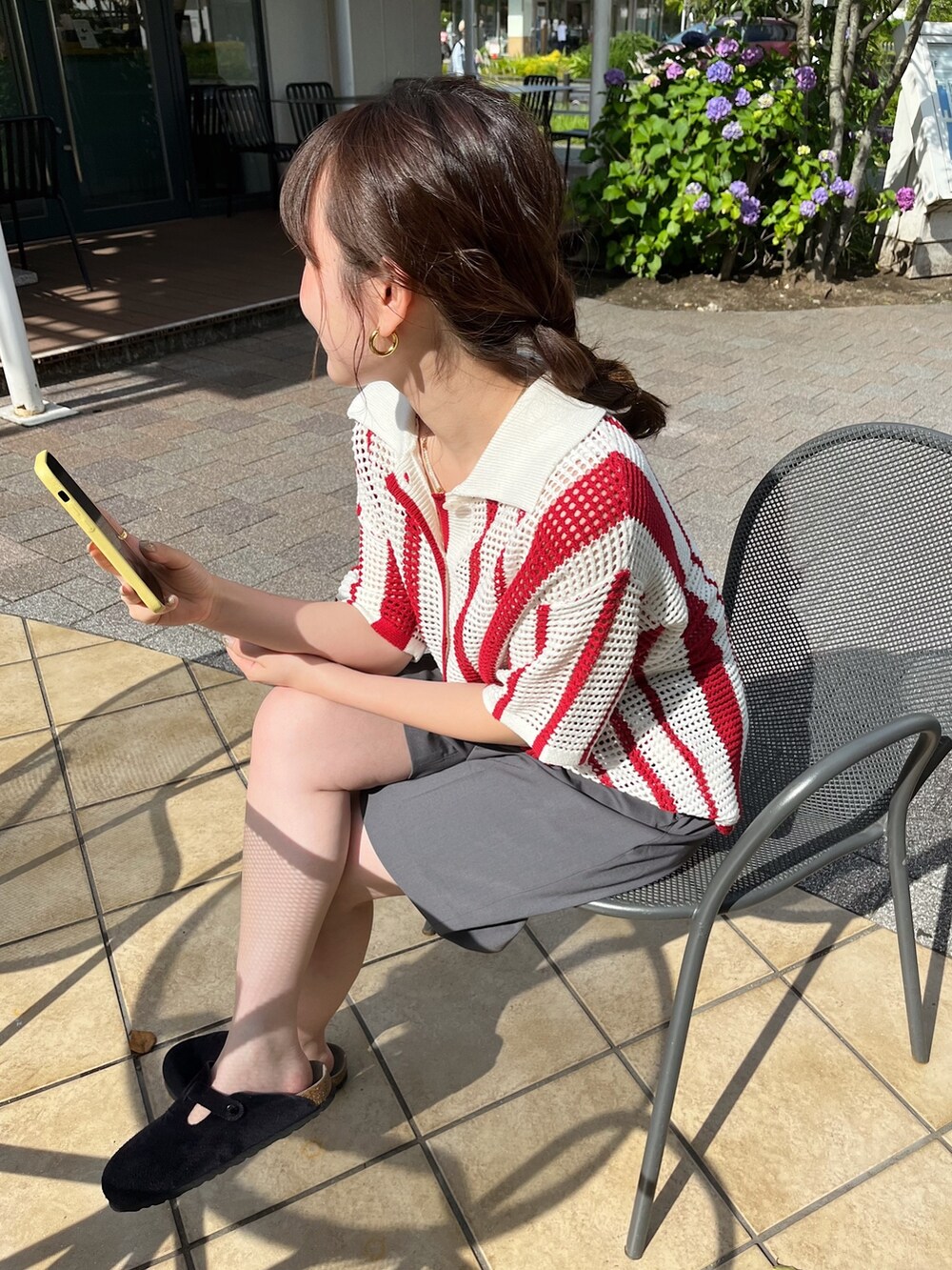 グレー系のその他パンツ、レッド系のカーディガン/ボレロを着用したレディースの夏コーディネートの2枚目の写真