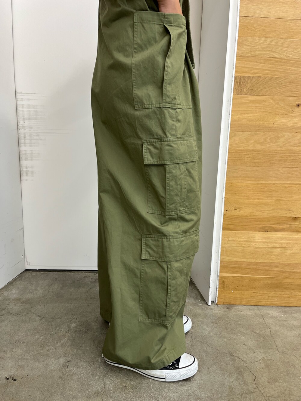 グリーン系のサロペット/オーバーオール、イエロー系のタンクトップを着用したレディースの夏コーディネートの4枚目の写真