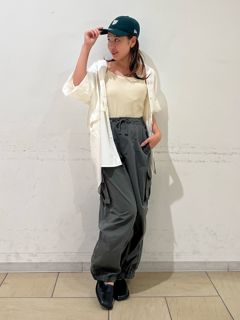 グリーン系のシャツ/ブラウス、レッド系のローファー、グリーン系のカーゴパンツを着用したレディースの秋コーディネートの3枚目の写真