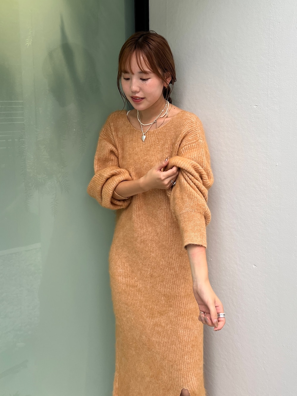 オレンジ系のワンピース、レッド系のローファーを着用したレディースの秋コーディネートの4枚目の写真