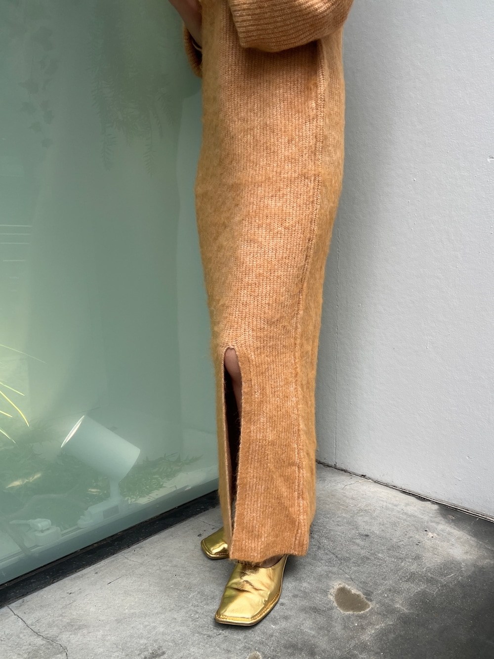 オレンジ系のワンピース、レッド系のローファーを着用したレディースの秋コーディネートの6枚目の写真