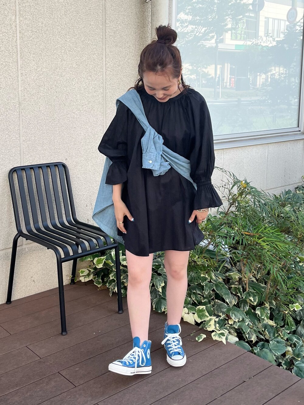 ブルー系のシャツ/ブラウス、ブラック系のシャツ/ブラウスを着用したレディースの夏コーディネートの2枚目の写真