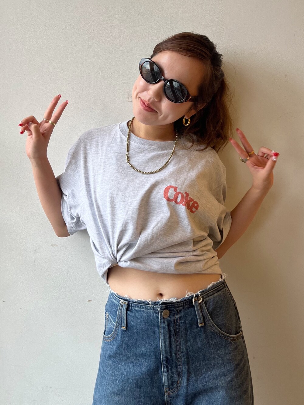「Tシャツ、グレーコーデ、デニム、カジュアルコーデ、カジュアル、サングラス、夏コーデ、コンバース、リメイク、リメイクジーンズ、別注、ワンポイント」｜「CONVERSEのCONVERSE ALL STAR BURNTCOLORS HI（スニーカー、オレンジ系）」を使った、鈴木未唯さん（レディース・154cm）の夏コーディネートの2枚目の写真