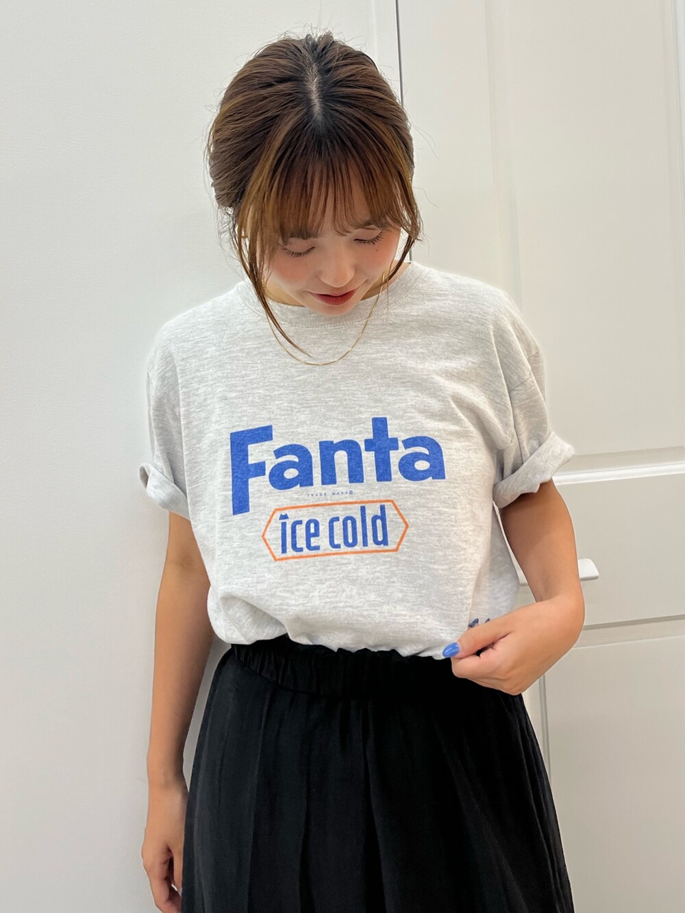 ブラック系のスカート、グレー系のTシャツ/カットソーを着用したレディースの夏コーディネートの4枚目の写真