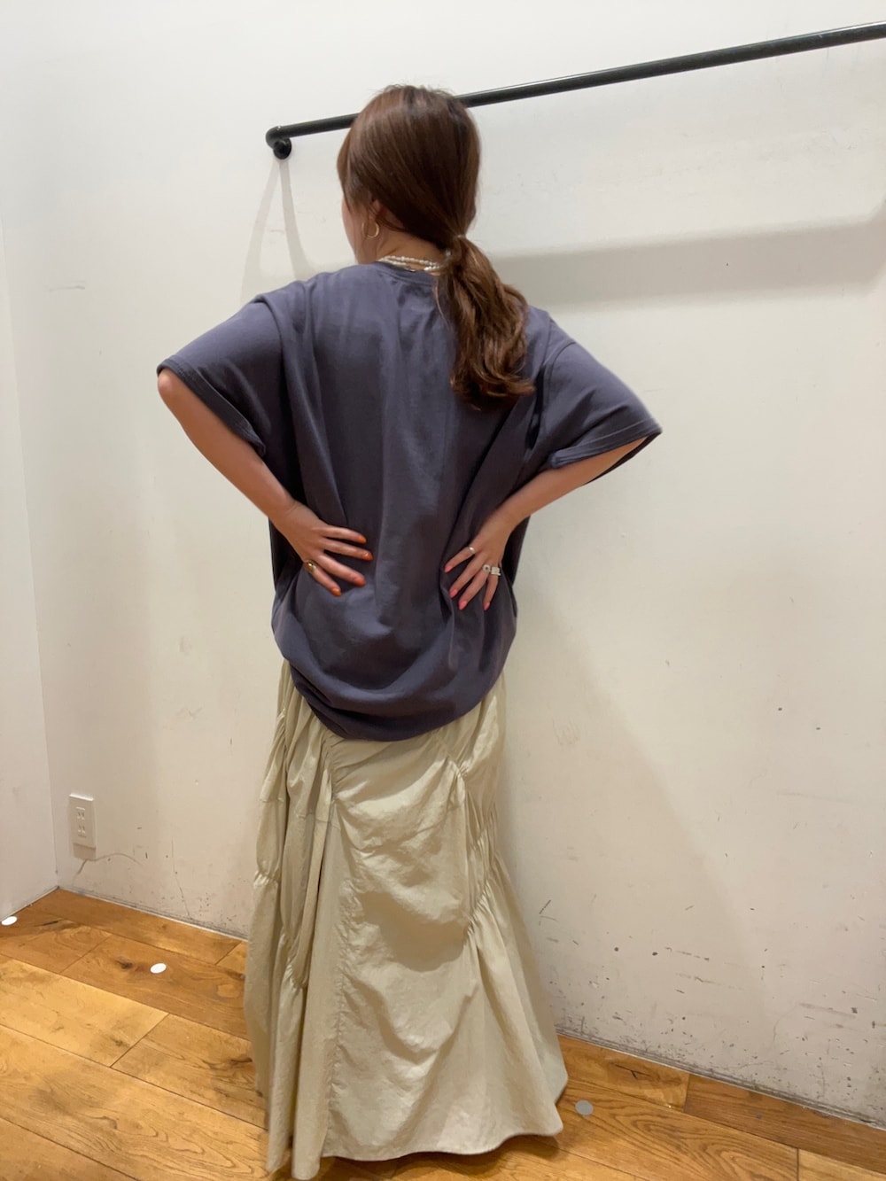 ブルー系のTシャツ/カットソー、ホワイト系のスカート、ホワイト系のサンダルを着用したレディースの夏コーディネートの3枚目の写真