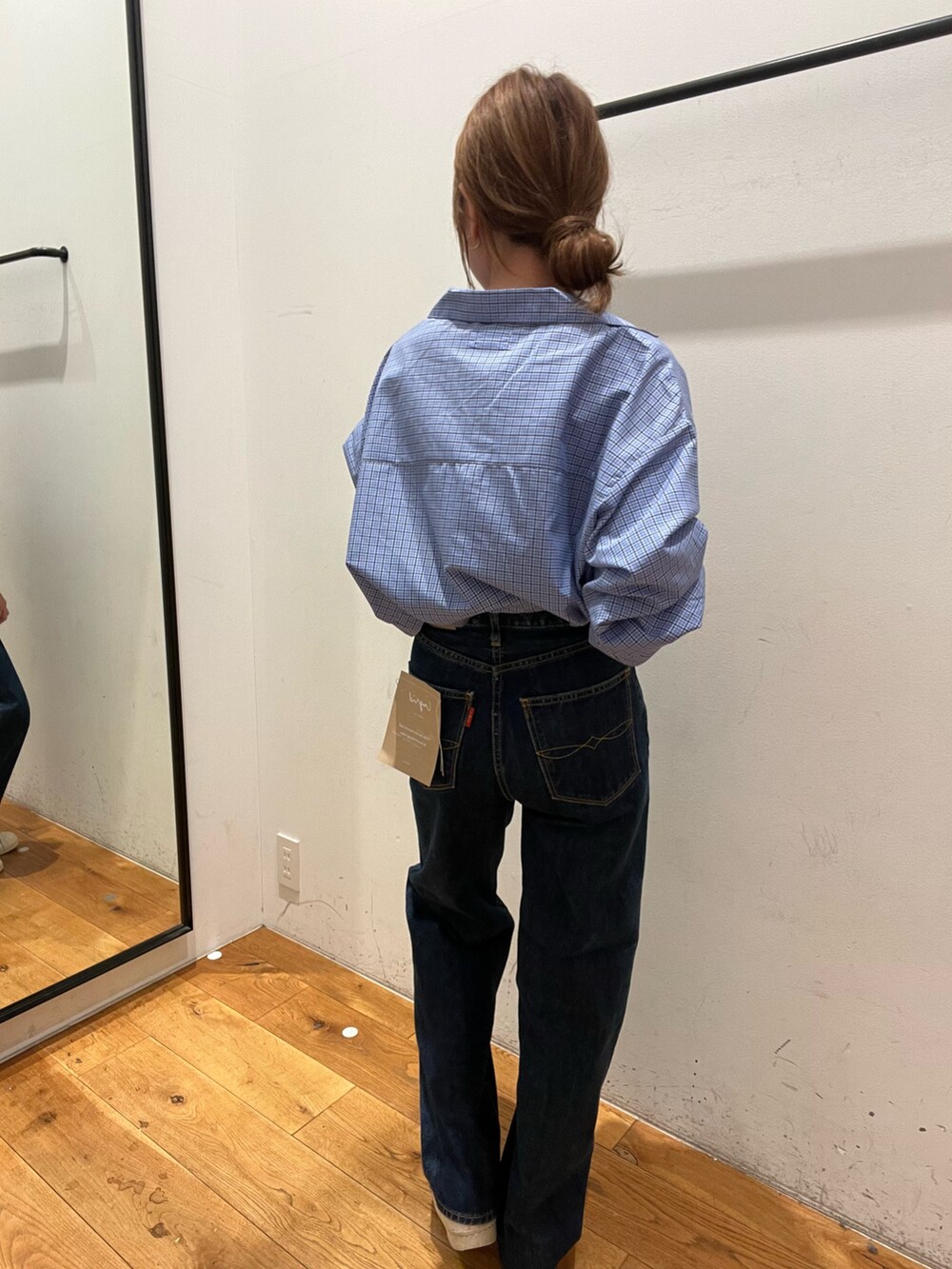 ブルー系のデニムパンツ、ブルー系のシャツ/ブラウスを着用したレディースの秋コーディネートの4枚目の写真