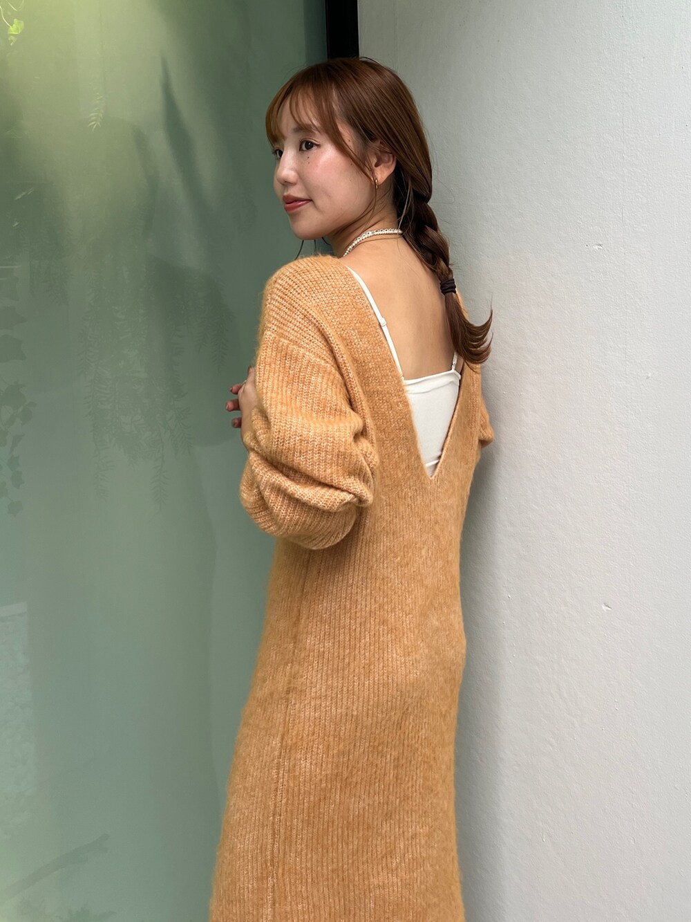 オレンジ系のワンピース、レッド系のローファーを着用したレディースの秋コーディネートの5枚目の写真