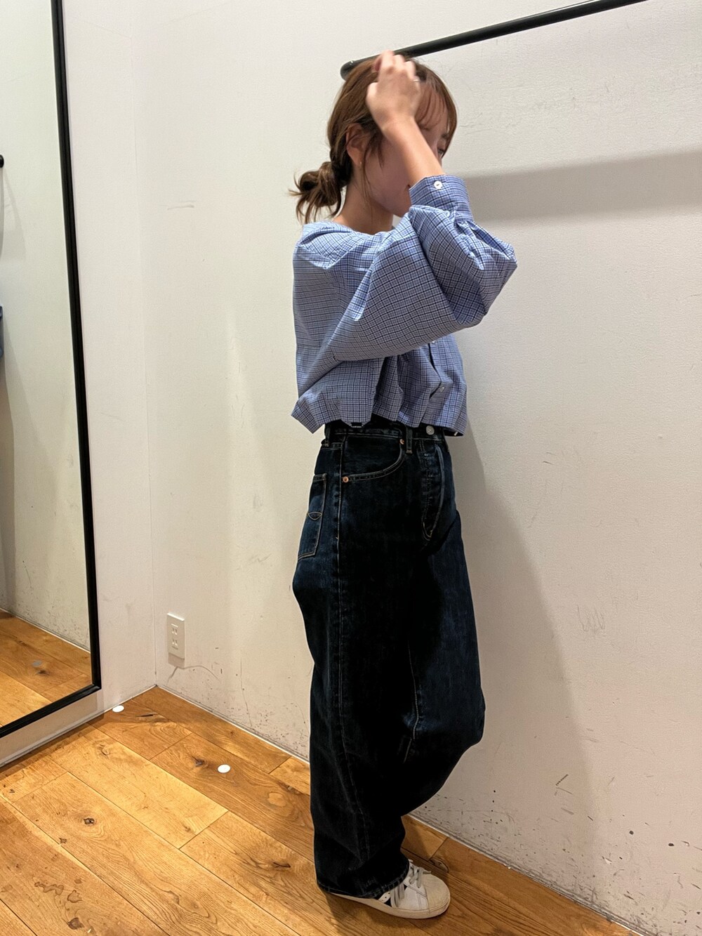 ブルー系のデニムパンツ、ブルー系のシャツ/ブラウスを着用したレディースの秋コーディネートの3枚目の写真