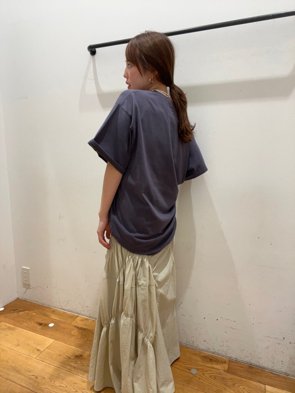 ブルー系のTシャツ/カットソー、ホワイト系のスカート、ホワイト系のサンダルを着用したレディースの夏コーディネートの4枚目の写真