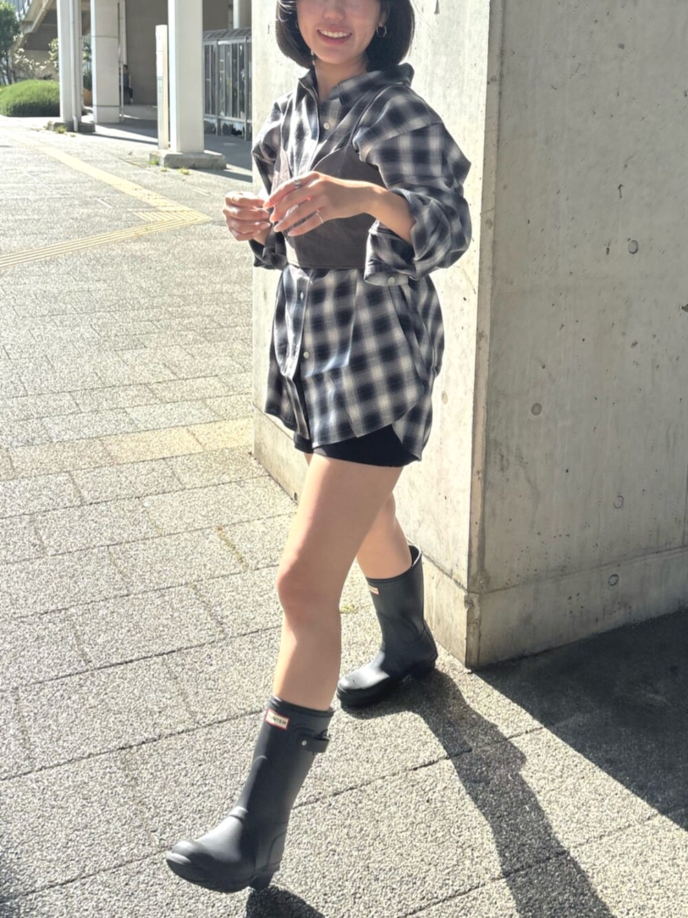 その他のシャツ/ブラウス、グレー系のキャミソールを着用したレディースの夏コーディネートの4枚目の写真