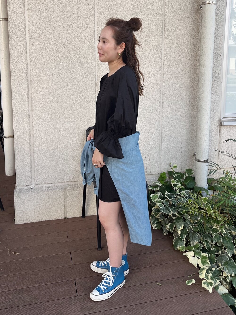 ブルー系のシャツ/ブラウス、ブラック系のシャツ/ブラウスを着用したレディースの夏コーディネートの3枚目の写真