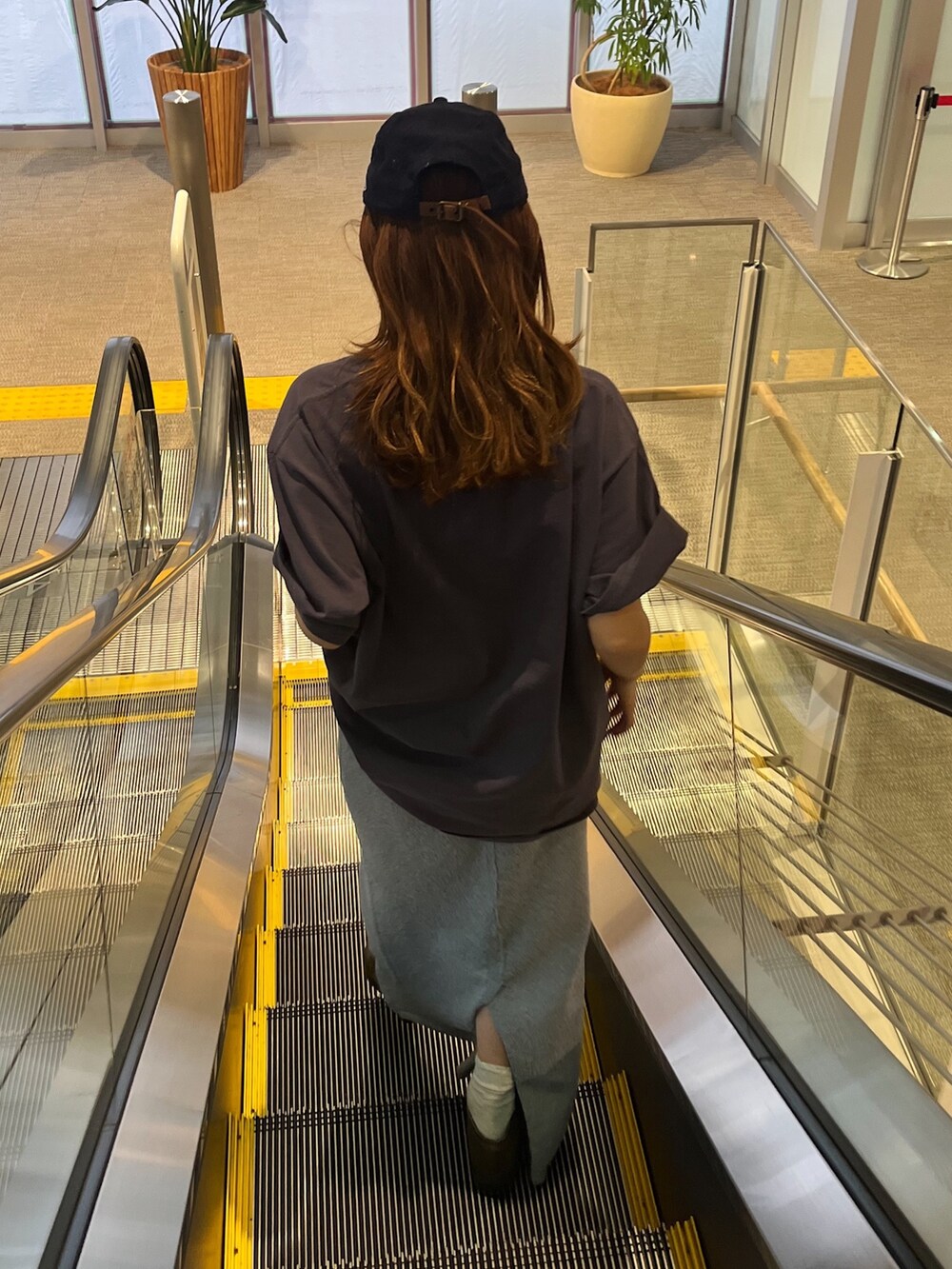 ホワイト系のスカート、ホワイト系のTシャツ/カットソーを着用したレディースの春コーディネートの3枚目の写真