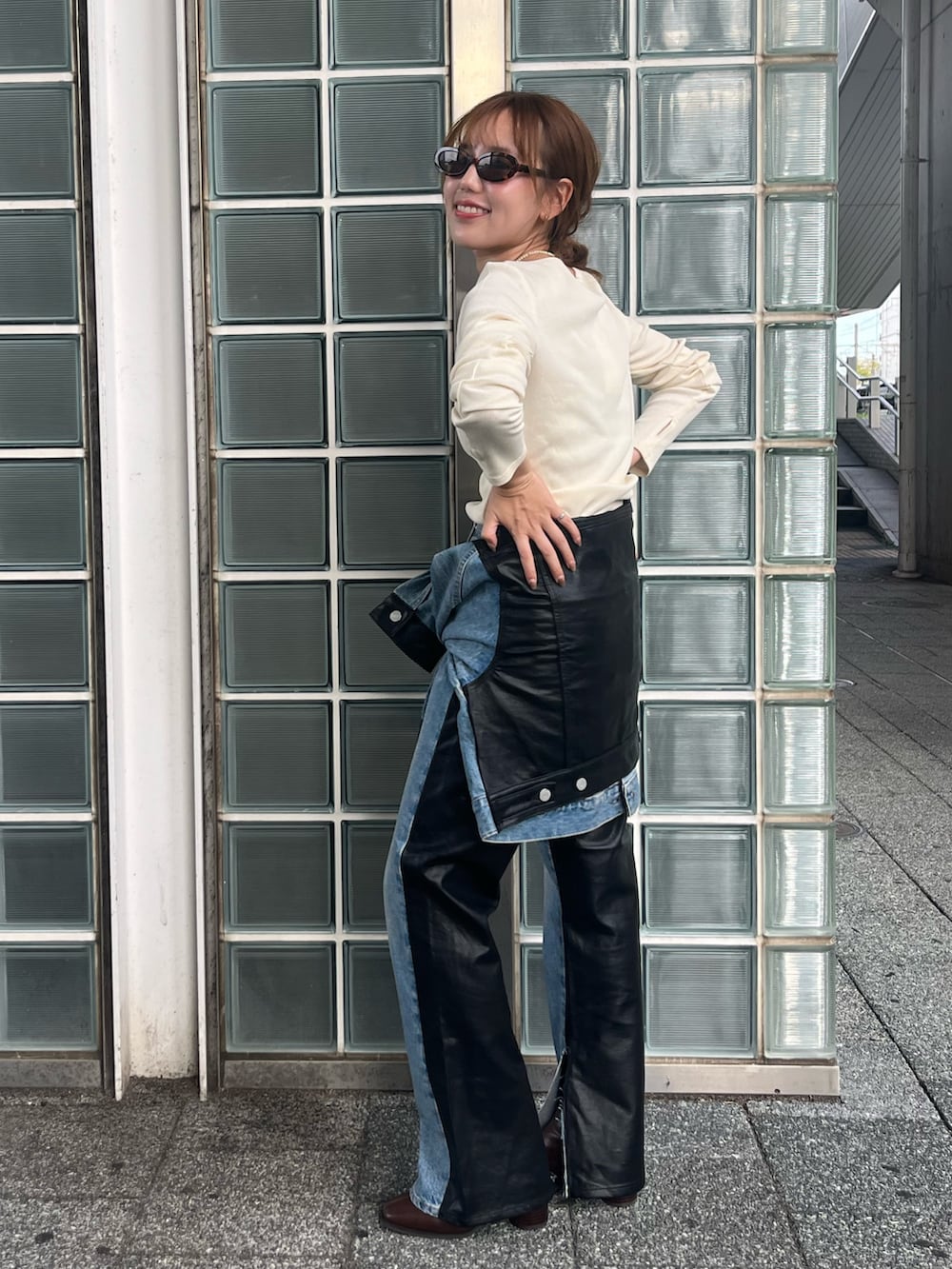 ブラウン系のブーツ、ブルー系のデニムパンツ、ブルー系のデニムジャケットを着用したレディースの夏コーディネートの2枚目の写真