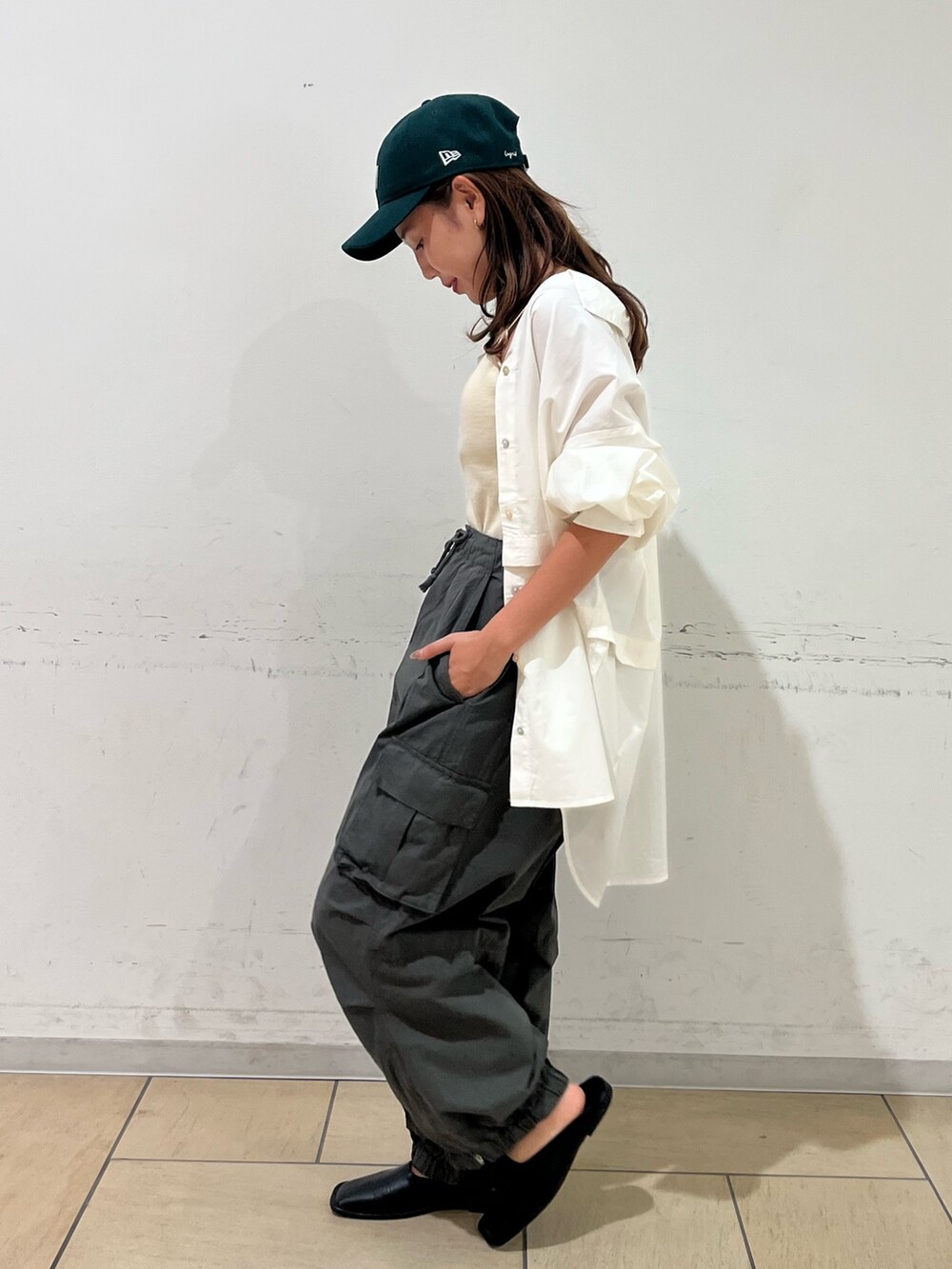 グリーン系のシャツ/ブラウス、レッド系のローファー、グリーン系のカーゴパンツを着用したレディースの秋コーディネートの4枚目の写真