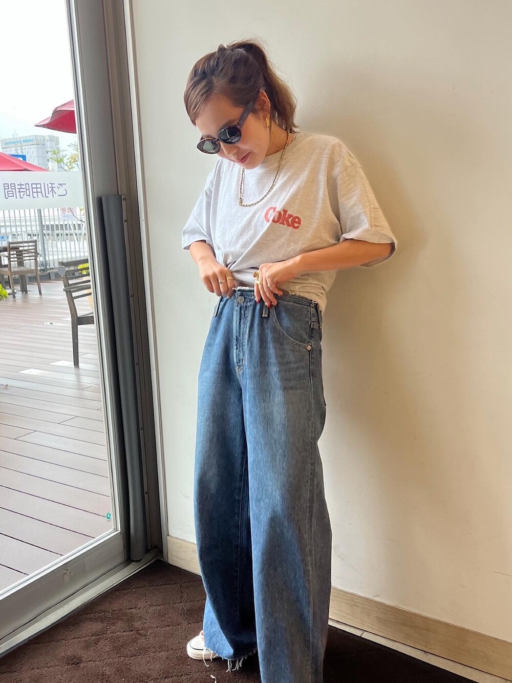 「Tシャツ、グレーコーデ、デニム、カジュアルコーデ、カジュアル、サングラス、夏コーデ、コンバース、リメイク、リメイクジーンズ、別注、ワンポイント」｜「CONVERSEのCONVERSE ALL STAR BURNTCOLORS HI（スニーカー、オレンジ系）」を使った、鈴木未唯さん（レディース・154cm）の夏コーディネートの3枚目の写真