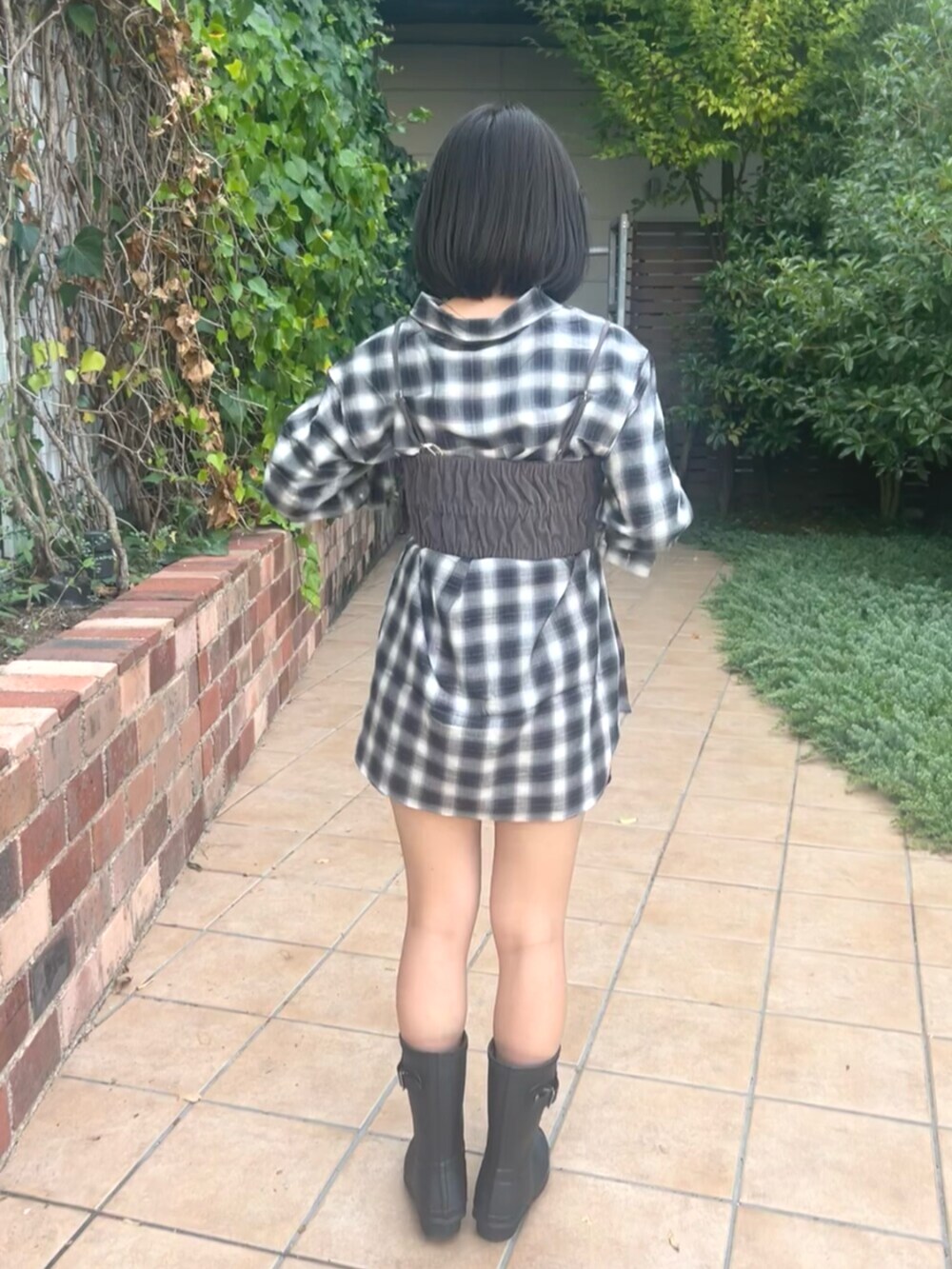 その他のシャツ/ブラウス、グレー系のキャミソールを着用したレディースの夏コーディネートの3枚目の写真