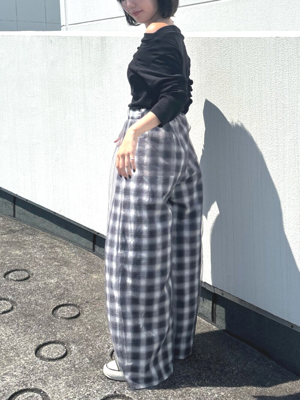 その他のその他パンツ、ブラック系のTシャツ/カットソーを着用したレディースの夏コーディネートの2枚目の写真