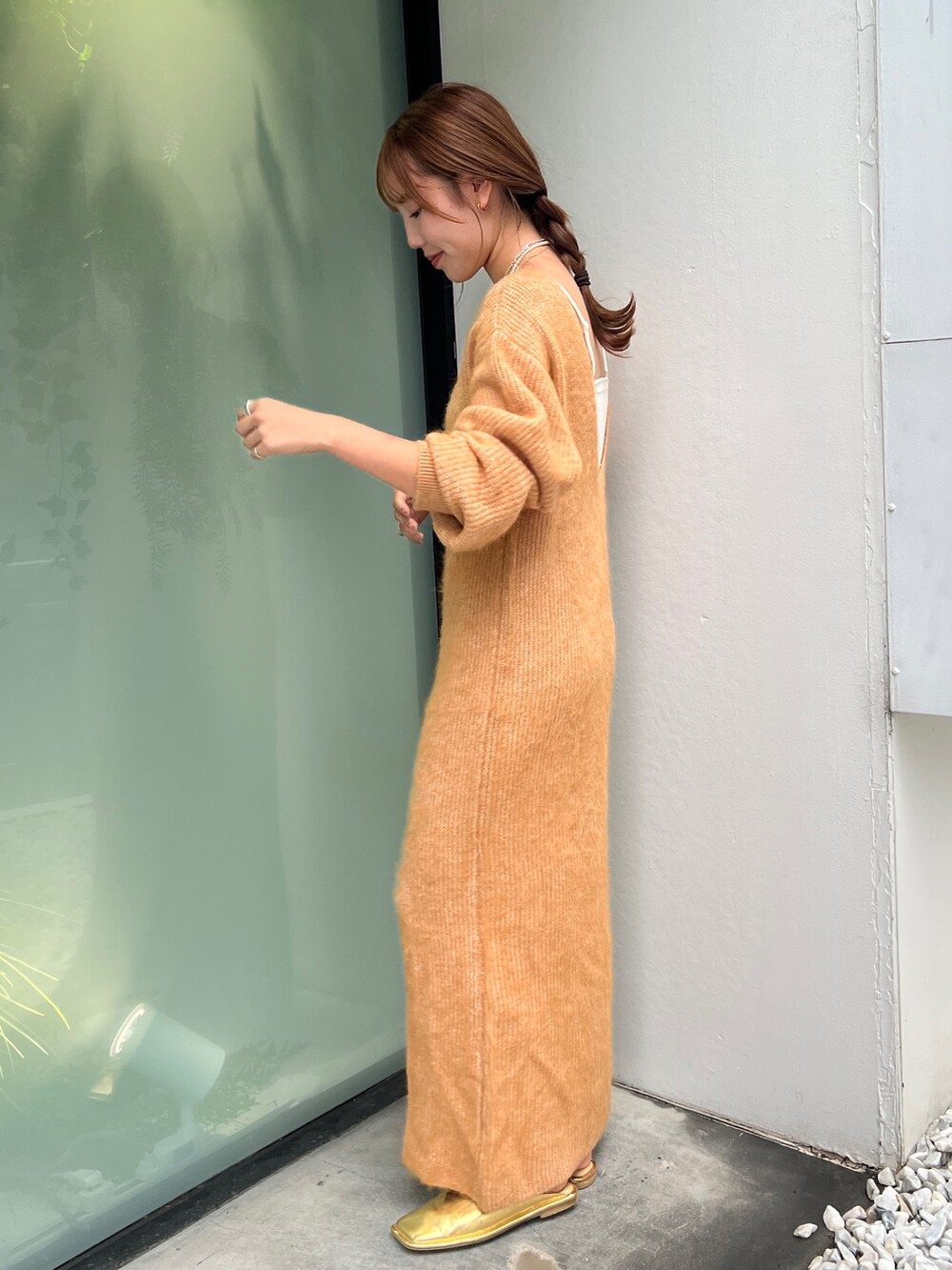 オレンジ系のワンピース、レッド系のローファーを着用したレディースの秋コーディネートの2枚目の写真