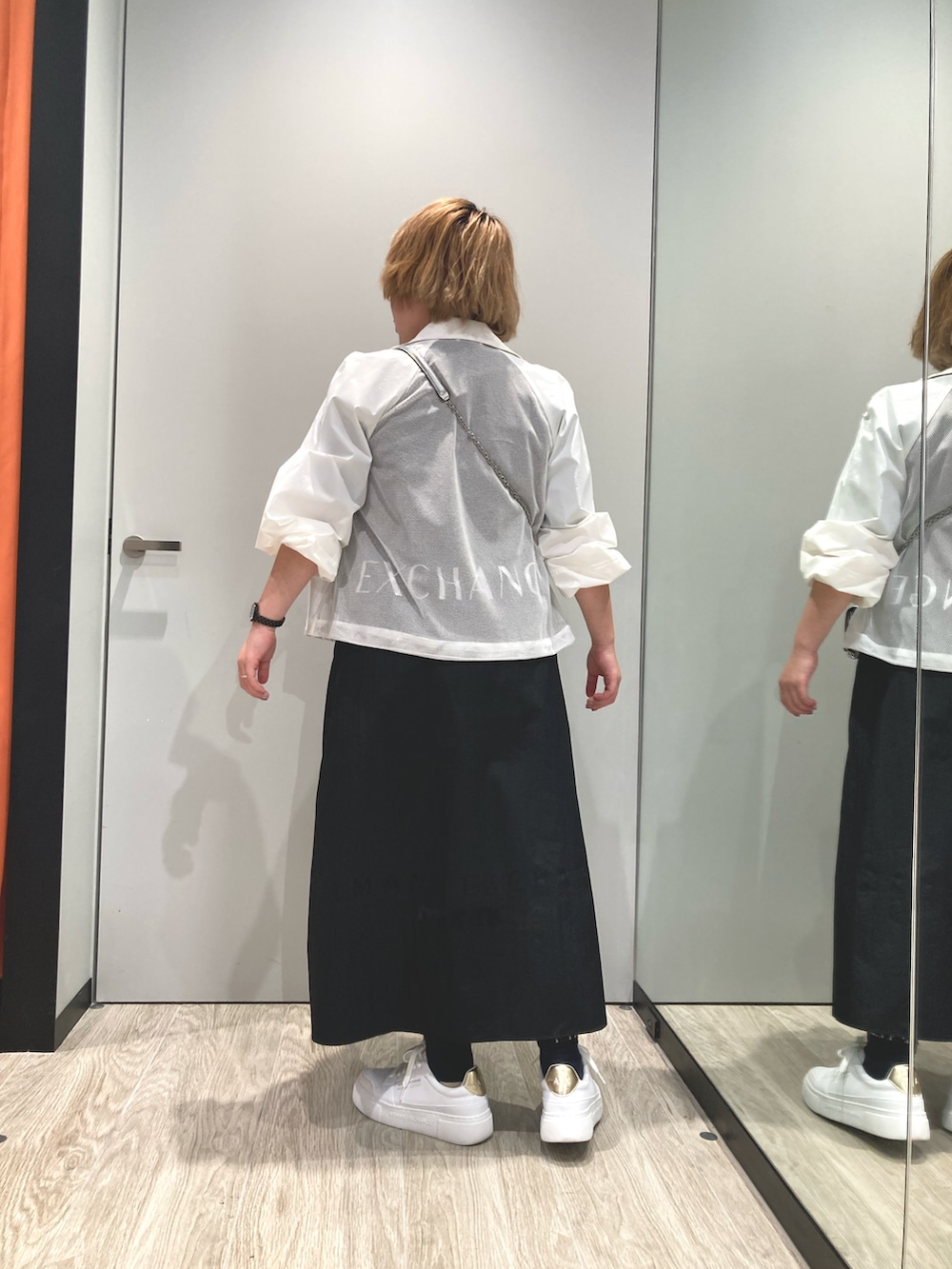 「アルマーニエクスチェンジ、AXchanger、armaniexchange、春服、スニーカーコーデ、ショート丈トップス、ホワイト、ママコーデ、ぽっちゃり、40代ファッション、モノトーンコーデ、ナイロンジャケット、スカートコーデ、休日スタイル、Tシャツ」|「ARMANI EXCHANGEの【A|X アルマーニ エクスチェンジ】ナイロンメッシュ バイカージャケット(ライダースジャケット、ホワイト系)」を使った、IYOmammyさん(レディース・154cm)の春コーディネートの2枚目の写真
