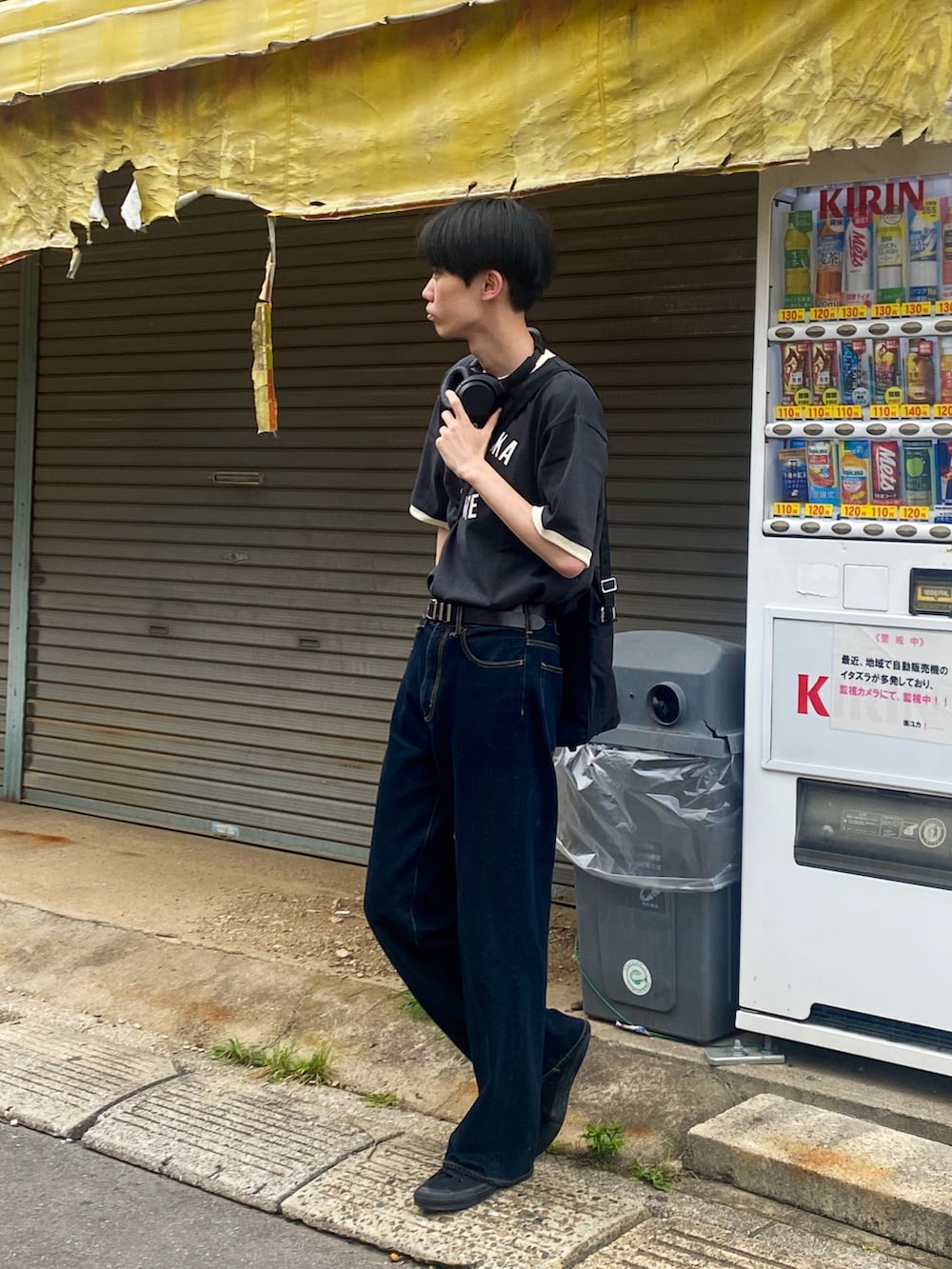 ブラック系のTシャツ/カットソー、ブルー系のデニムパンツを着用したメンズの夏コーディネートの4枚目の写真