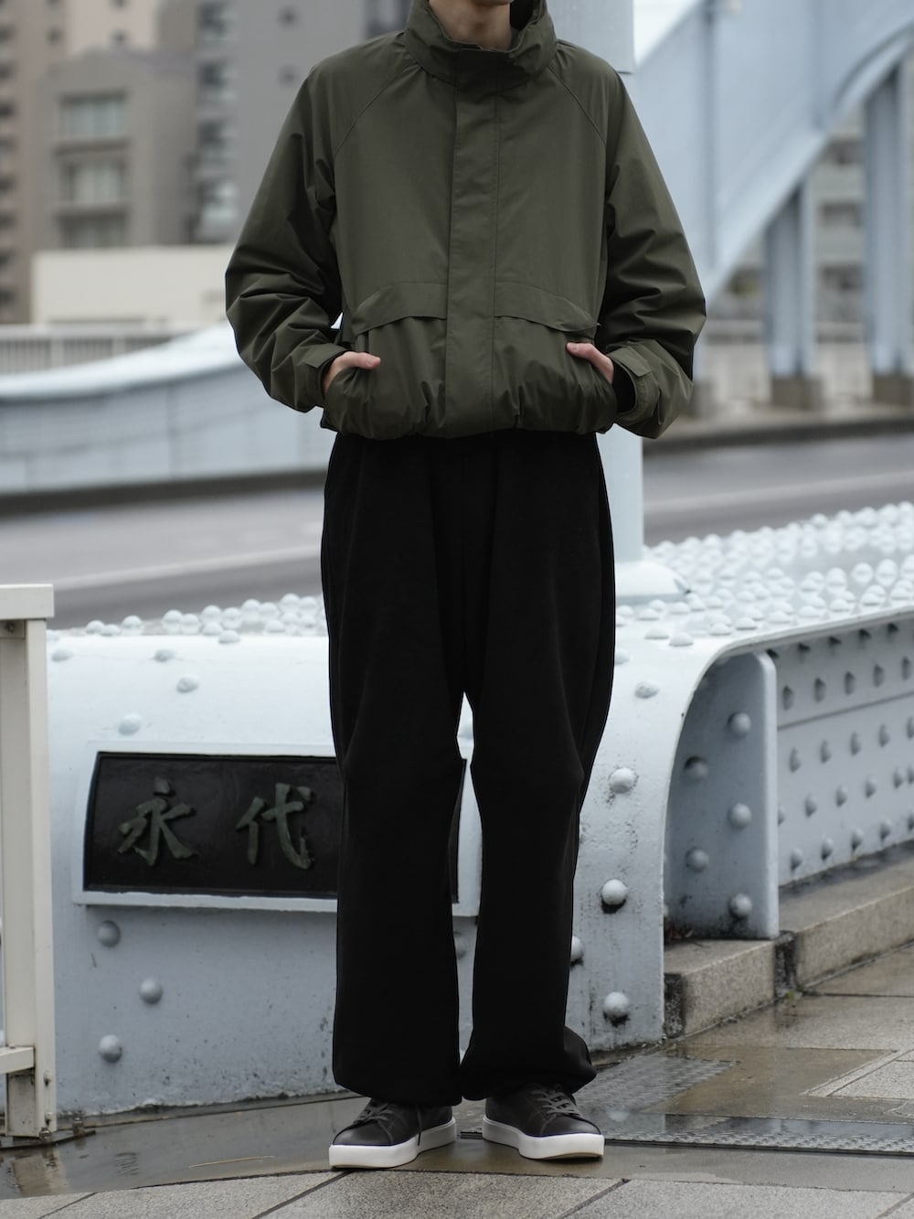 ブラック系のその他パンツを着用したメンズの冬コーディネートの2枚目の写真