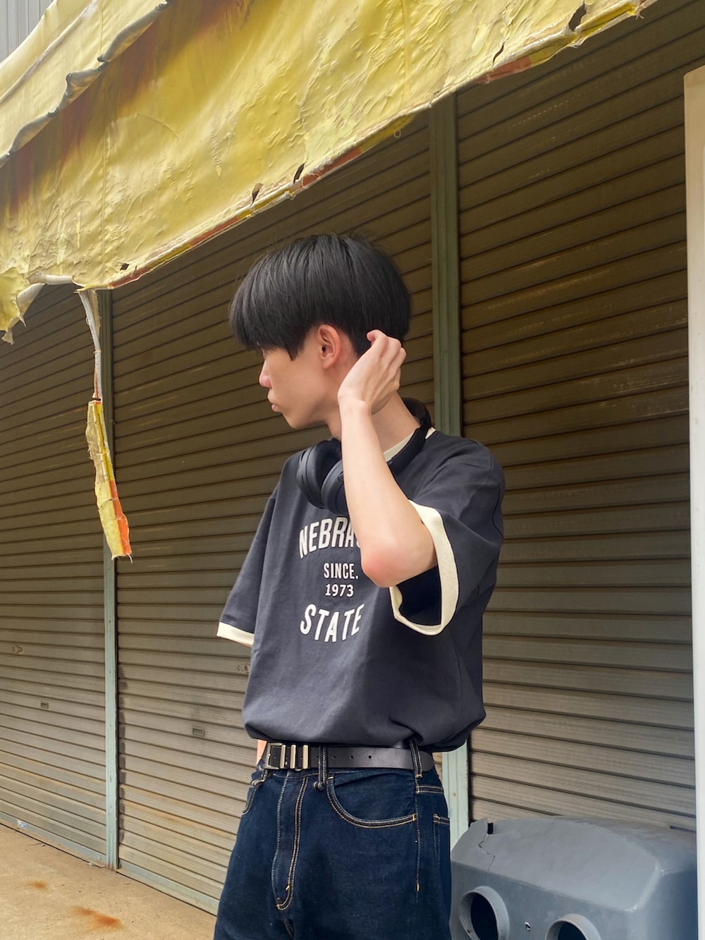 ブラック系のTシャツ/カットソー、ブルー系のデニムパンツを着用したメンズの夏コーディネートの2枚目の写真