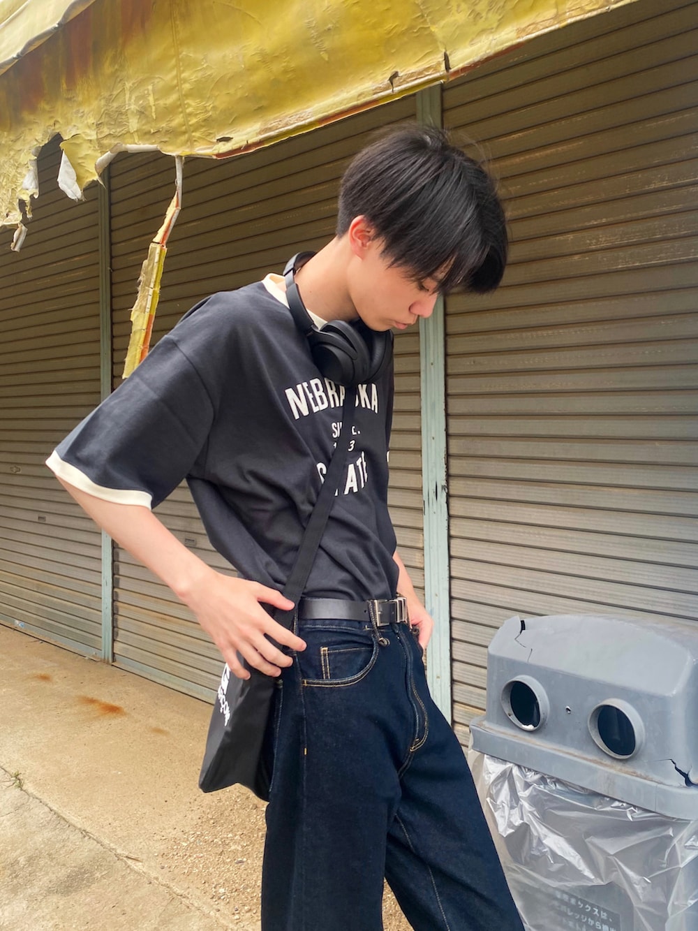 ブラック系のTシャツ/カットソー、ブルー系のデニムパンツを着用したメンズの夏コーディネートの3枚目の写真