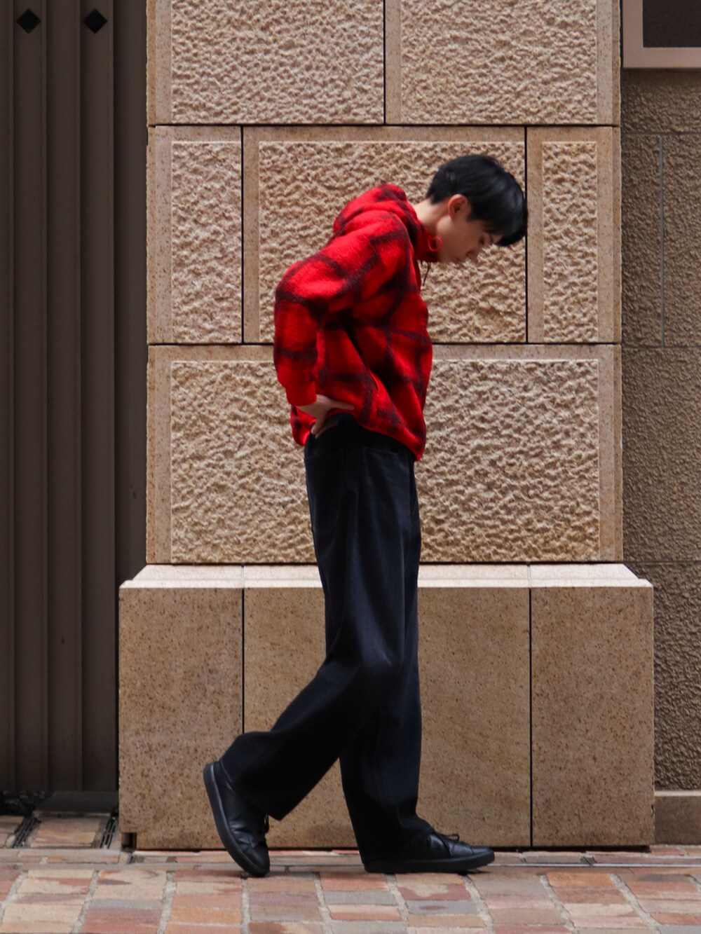 ブルー系のデニムパンツ、レッド系のその他アウターを着用したメンズの冬コーディネートの2枚目の写真