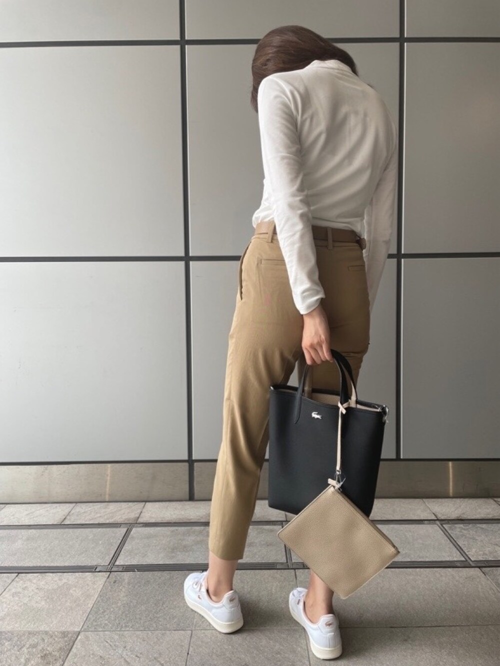「ラコステ、LACOSTE、ポロシャツ、長袖ポロシャツ、春コーデ、シンプルコーデ、お洒落さんとつながりたい、ビジネスカジュアル」｜「LACOSTEのストレッチポロシャツ（長袖）（ポロシャツ、ホワイト系）」を使った、yutanさん（レディース・169cm）の春コーディネートの2枚目の写真